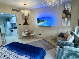 Luxurious Studio Pacific Al Marjan Island - beachfront property，位于拉斯阿尔卡麦的带按摩浴缸的酒店