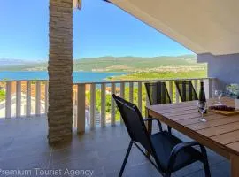 Panoramic Forest Retreat with Pool and Seaview