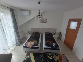 Motelik White House - pokoje gościnne，位于Radom-Sadkow Airport附近的酒店
