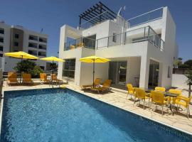 Villa Mulberry Retreat 0,5Km From Everything，位于珊瑚湾的酒店