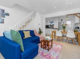 Free Parking - Central - Sleeps 6 - 2 Bedrooms