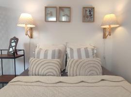 PARIS AUTHENTIC HOUSE Entier 1920's villa Métro Line 7 For Groups，位于巴黎的酒店