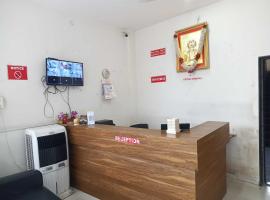 OYO 93033 Hotel Atharva Executive，位于Chikalthān的酒店