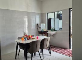 KOTA TINGGI homestay，位于哥打丁宜的酒店