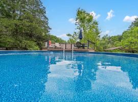 The Cozy Cottage Getaway - Private Pool & Hot Tub，位于Kirbyville的酒店