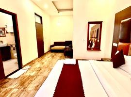Hotel Woodcrest by Sidham Group !! Comfortable and Peaceful Stay !! Top Rated !! Preferred Hotel Chain，位于钱德加尔的酒店