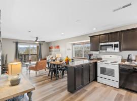Silver Lake Hideaway - Chic 2 BDR Dog Friendly，位于布兰森的酒店