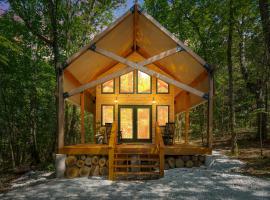 Hidden Hollow - Desirable Ozark Glamping，位于Walnut Shade的酒店