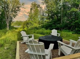 Winnisquam Landing Lakefront Firepit Deck，位于蒂尔顿的酒店