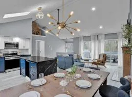 Pocono Blue with Paddleboards, Spa, Indoor Jacuzzi, GameRoom, Lake, EV