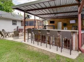 Hot Tub and Outdoor Kitchen Stylish Home in Bryan