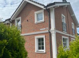 Melnrage Beach cozy apartments & terrace - pine view sea entry，位于克莱佩达的酒店