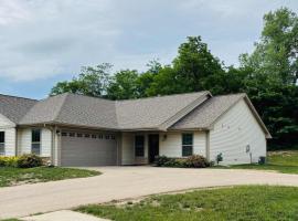 Beautiful 3 bed 2 bath condo，位于Loves Park的酒店