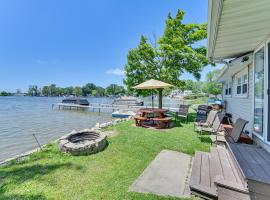 Lakefront Gem with Watercrafts and Dock in Coldwater!，位于科尔德沃特的酒店