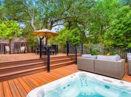Spacious 4BD 3BA with hot tub, fire pit, and wraparound deck，位于索诺玛的酒店