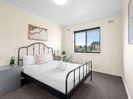 Queen Room in Auburn - Central Stay with Convenience - Shared Bathroom