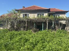 Pazardzhik Shelter House 3 Empty Rooms, No Electric, No Water, No WC, Free Car Parking, Glavinitsa Self Check-in，位于Glavinitsa的酒店