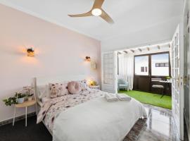 Habitaciones privadas cerca de la playa y aeropuerto en casa compartida con otros huéspedes，位于宏达海滩的度假屋