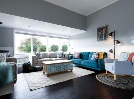 Work & Wander | Cottage w/ Dedicated Office，位于彭古因的酒店