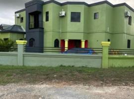 Home Away From Home，位于Four Paths的带停车场的酒店