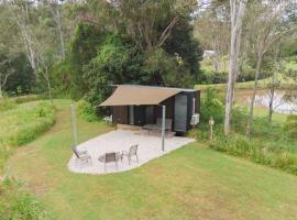 Hill Creek Tiny House 4 by Tiny Away，位于Perwillowen的酒店