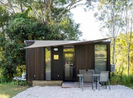 Hill Creek Tiny House 4 by Tiny Away，位于Perwillowen的酒店