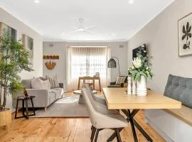 Anja Haus - Elegant Retreat near Somerton Park Beach