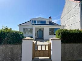 Bungalow by the Sea, Moelfre，位于莫伊尔弗雷的酒店