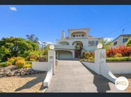 Huge luxurious home - Stunning Water Vista