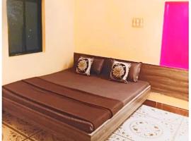 Hotel Yuvraj AC OR NON AC BOTH ROOM Dwarka Gujrat，位于德瓦尔卡的酒店