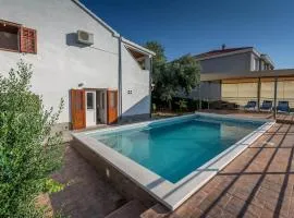 Nice apartment with private heated pool in Villa Lahor