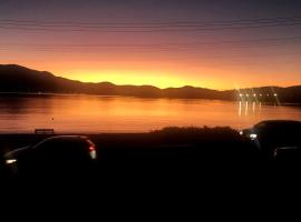 Beachfront House near Hobart，位于Howrah的酒店