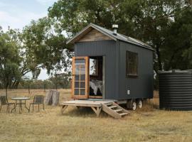 Hillsview Cottage by Tiny Away，位于Taradale的酒店