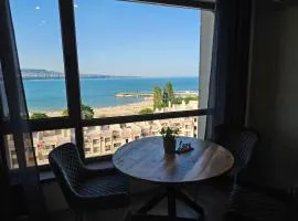 Sea view 1BR across the beach
