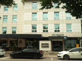 塔博尔酒店，位于塞扎纳的住宿