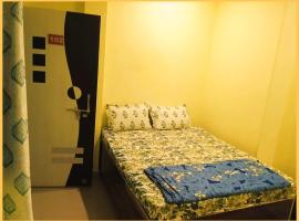 HOTEL"OM-SAI-PAYING"Near Kashi Vishwanath Temple - Provided Budget Rooms With Wi-fi Facility - Best Guest House In Varanasi，位于瓦拉纳西的酒店