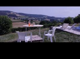 moderne, piscine privée,lac pannecière plage à pied，位于蒙蒂尼恩莫万的酒店