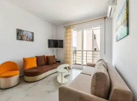 Beachside Comfort in Orikum by PikHost