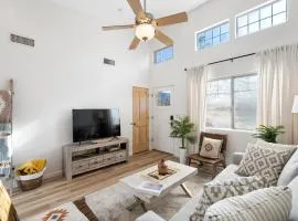 2BR Home with Breathtaking Red Rock Views, Hot Tub and in Top Location
