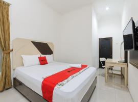 RedDoorz at Jatiwaringin near Exit Toll Pondok Gede，位于Pangkalan的酒店