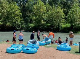 Riverside Paradise: Luxurious Safari Tent on the San Marcos River near Kingsbury, Texas，位于Staples的酒店