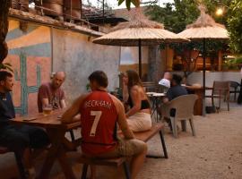 Trip'n'Hostel Pink Bubble，位于地拉那的酒店
