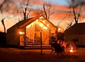 Relaxing Nature Escape to a Riverside Paradise: Luxury Glamping in a Safari Tent near Kingsbury, Texas，位于Staples的酒店