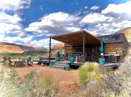 Utah Tiny House for a King Sized Zion Glamping Escape，位于维尔京的酒店