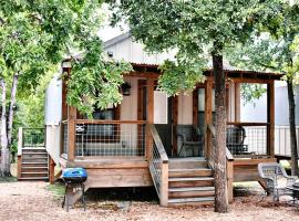 Beautiful Tented Cabin by a Creek - Ideal for a Fun Family Vacation in Seguin, Texas，位于塞金的酒店