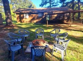 The Gator Den at Caddo Lake in Karnack, Texas，位于Karnack的酒店