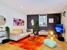 Prime location amazing king bed colorful oasis