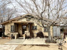 Desert Dreams with Your Furry Friend: Pet-Friendly Rental Under the Stars，位于丝兰谷的酒店