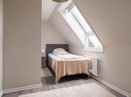 Charming topfloor APT in middle of Visby，位于维斯比的自助式住宿