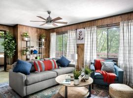 Hot Tub Deck Screened Porch Fire Pit & WiFi，位于Basye的酒店